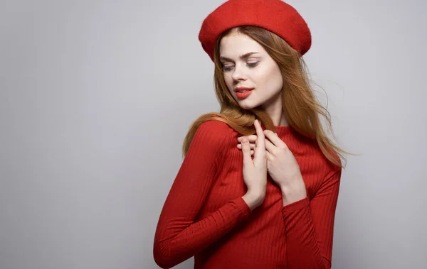 빨간 스웨터를 입은 아름다운 여성과 모자 화장품 모델 회색 배경 — 스톡 사진