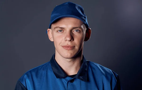 Homem de uniforme de trabalho azul cap serviço de entrega de trabalho — Fotografia de Stock