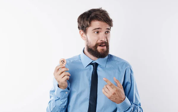 Бородатий чоловік з монетою в руці криптовалюта біткоїн синя сорочка краватка — стокове фото
