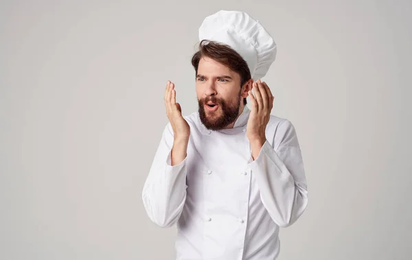 Vousatý muž kuchař uniforma profesionální příprava potravin — Stock fotografie