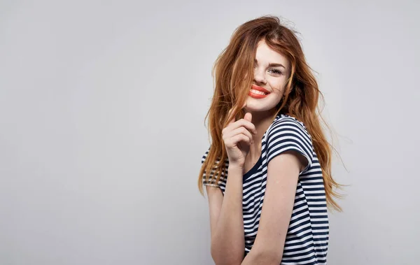 Joyeux jolie femme rayé t-shirts rouges lèvres émotions Studio — Photo