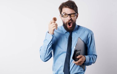 Kripto para birimi finansal hesap makinesi teknolojisi olan gömlekli bir iş adamı.