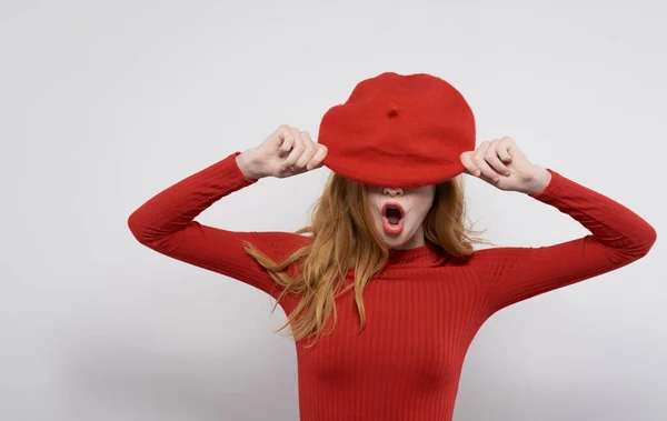 Mujer bonita en rojo vestido serie pozos rojo sombrero estudio gris fondo — Foto de Stock