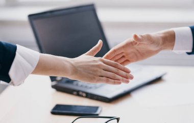 Tokalaşma hareketli eller dizüstü bilgisayar ofis çalışma penceresi