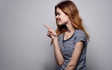 Güzel kadın çizgili tişört cazibesi stüdyo dekorasyonu yan görünümü