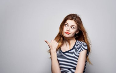 Neşeli, güzel bir kadın. Çekici. Çizgili tişört süsleme modeli.