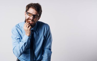 Kravatlı bir adam kripto para birimi finans e-ticaret borsası