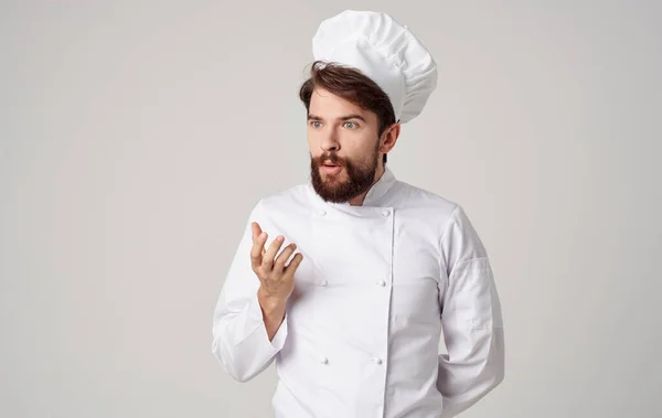 Barbuto uomo chef uniforme professionale preparazione degli alimenti — Foto Stock