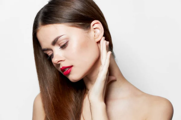 Kvinna med lång frisyr Rör vid ansiktet med ditt handläppstift — Stockfoto