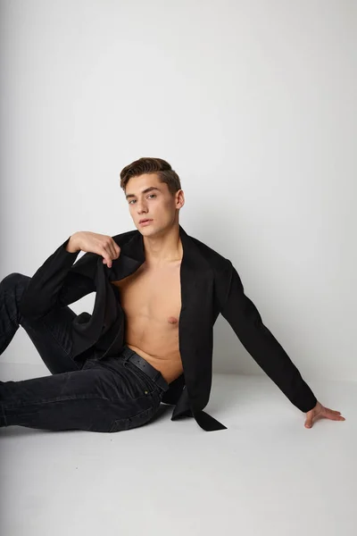 Jóképű férfi fekete kabát elszigetelt háttér divat önbizalom elegáns stílus — Stock Fotó