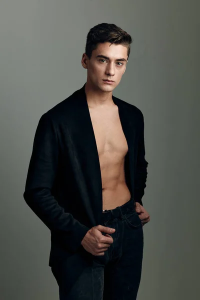 Bello uomo giacca nera torso nudo stile moderno fiducia in se stessi — Foto Stock