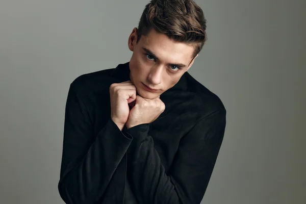 Χαριτωμένος νεαρός μόδα χτένισμα μαύρο πουκάμισο ελκυστική εμφάνιση μοντέλο — Φωτογραφία Αρχείου