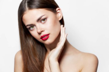 Boynuna uzun saç stili rujuyla dokunan bir kadın. 