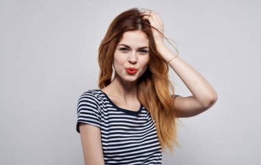 Neşeli, güzel bir kadın. Çekici. Çizgili tişört süsleme modeli.