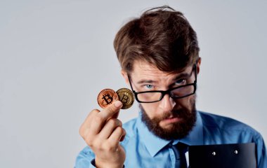 Adam başarılı finansör kripto para birimi Bitcoin teknolojinin ellerinde.