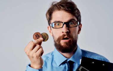 Adam başarılı finansör kripto para birimi Bitcoin teknolojinin ellerinde.