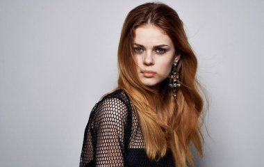 Neşeli duygusal kadın çekici görünüş süsleme stüdyosu