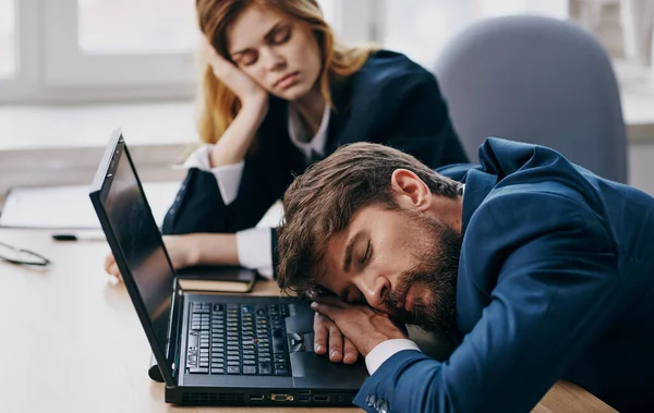 Colegas de trabalho dormindo na mesa na frente do descanso fadiga laptop — Fotografia de Stock