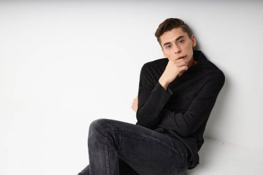 Yakışıklı, siyah ceketli, saç stili, kendine güvenen bir yaşam tarzı.