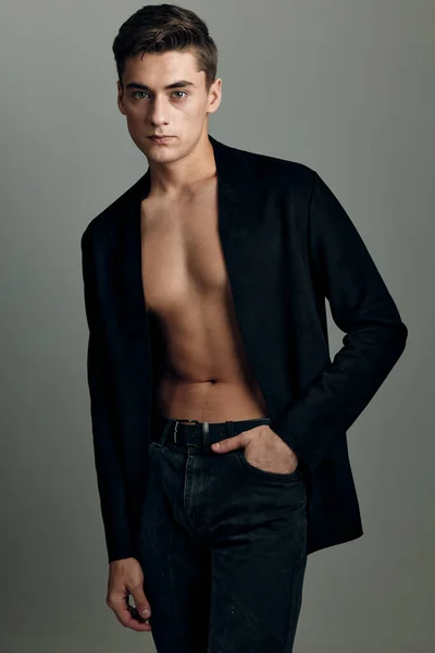 Man in zwarte jas elegante stijl mode zelfvertrouwen aantrekkelijkheid studio — Stockfoto