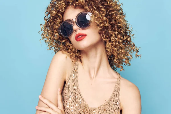 Συναισθηματική γυναίκα σγουρά μαλλιά κόκκινα χείλη γυαλιά ηλίου φωτεινό μακιγιάζ — Φωτογραφία Αρχείου