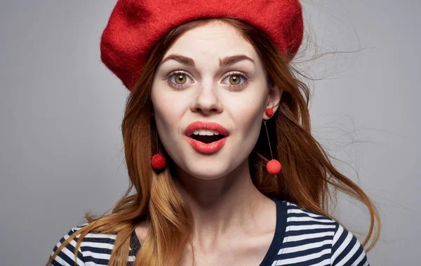 Glückliche Frau in so vielen Emotionen Kopfschmuck Ohrringe Make-up gestreiftes T-Shirt — Stockfoto
