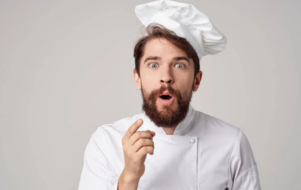 Muž vařit emoce restaurace Profesionální práce vaření — Stock fotografie