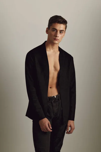 Hombre en chaqueta negra moda peinado glamour estilo moderno — Foto de Stock