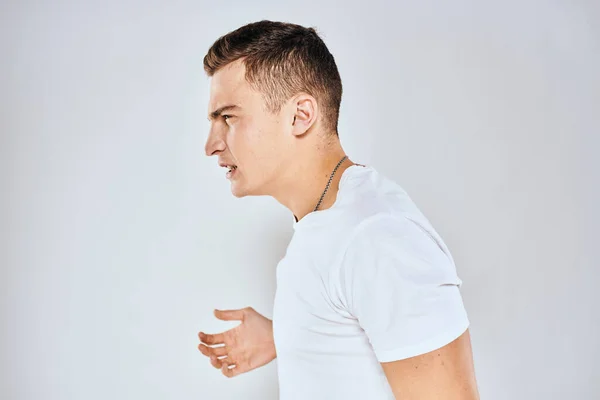 Mann im weißen T-Shirt missbilligt Mimik gestikulierend mit den Händen — Stockfoto