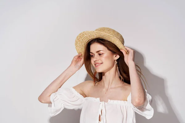 Bonita mujer usando sombrero decoración encanto estudio lujo modelo luz fondo — Foto de Stock