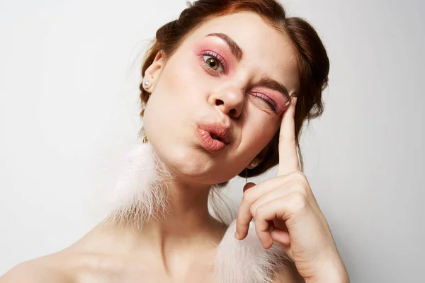 Χαρούμενη γυναίκα γυμνοί ώμοι χνουδωτά σκουλαρίκια φωτεινό μακιγιάζ closeup — Φωτογραφία Αρχείου