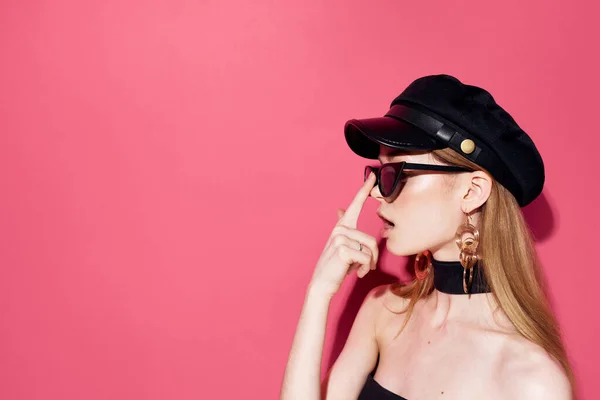 Элегантные женские аксессуары ювелирные изделия в темных очках студии розовый фон — стоковое фото