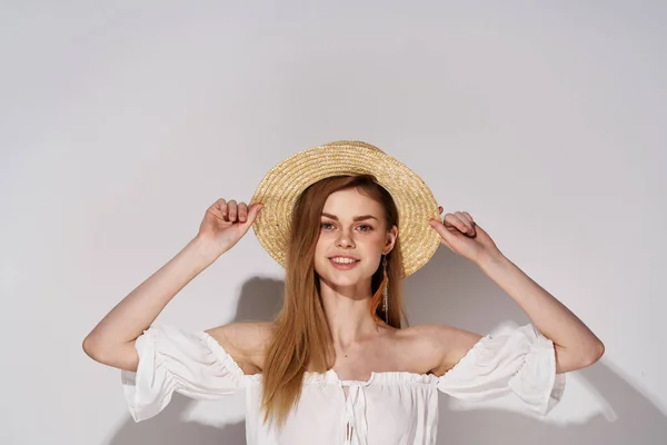 Vacker kvinna i en hatt charmig elegant stil Studio ljus bakgrund — Stockfoto