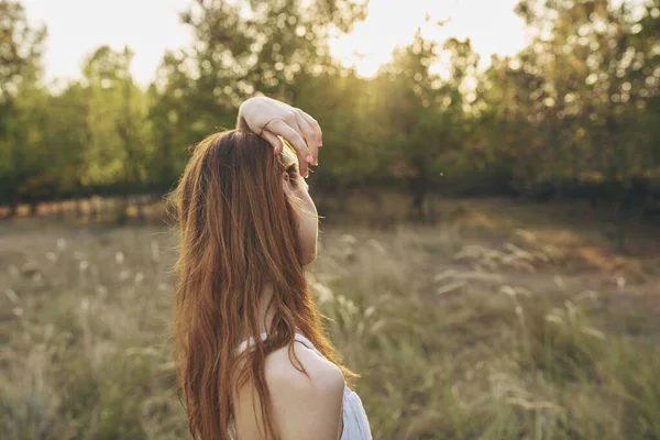 Femme sur une prairie dans la nature et les arbres d'été modèle de vacances soleil — Photo