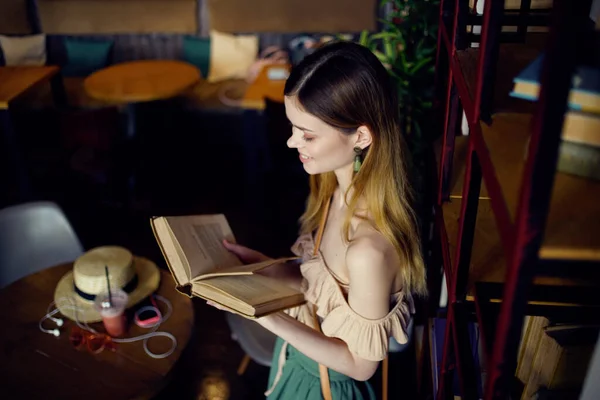 漂亮女人咖啡馆书籍娱乐餐馆室内生活方式 — 图库照片