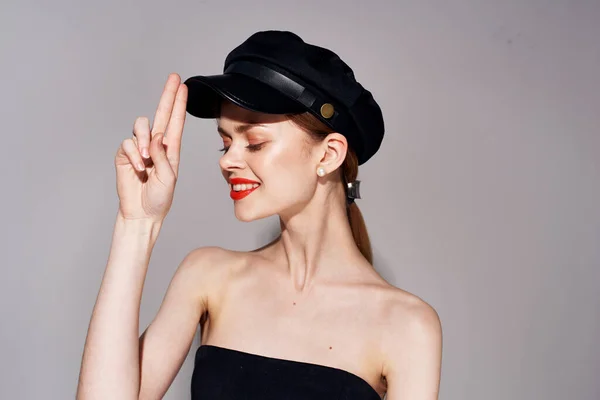검은 모자를 쓰고 선글라스 저녁 드레스를 입은 아름다운 여인 — 스톡 사진