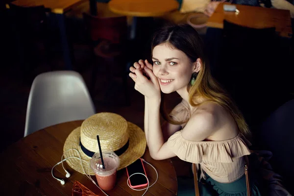 Jolie femme dans le verre de repos restaurant avec style de vie boisson — Photo