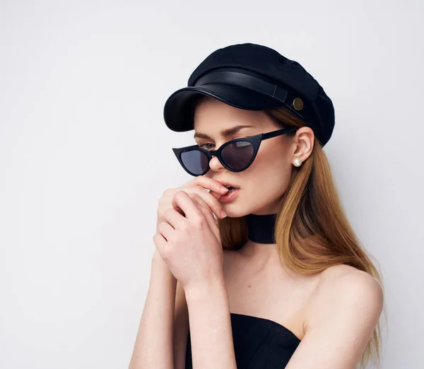 Elegante mujer negro gorra gafas moderno estudio lujo aislado fondo — Foto de Stock