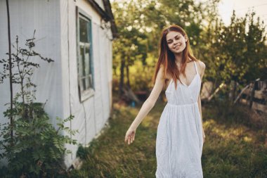 Kadın bina yakınında tatil modeli kırsal yaşam tarzında.