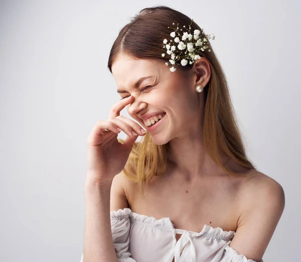 Veselá hezká žena elegantní styl zdobení květin Model ve vlasech — Stock fotografie