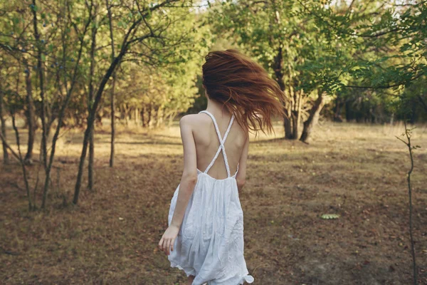 Mulher romântica ao ar livre no jardim vista traseira modelo cabelo vermelho — Fotografia de Stock