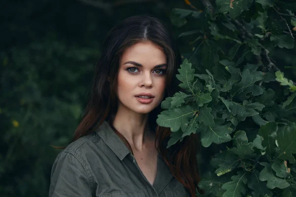 Vrouw in het bos achtergrond Aantrekkelijke bush look frisse lucht groene bladeren — Stockfoto