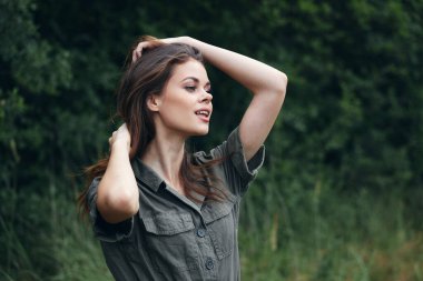 Ormanda el ele tutuşan kadın gülümseme yaşam tarzı temiz hava. 