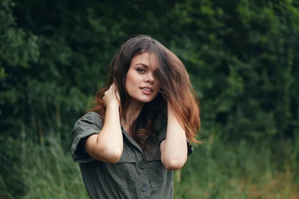 Mujer en el bosque Mirada hacia adelante sonrisa pelo largo aire fresco viaje —  Fotos de Stock