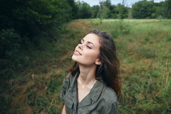 Frau auf dem Feld blickt nach oben und genießt die frische Luft — Stockfoto