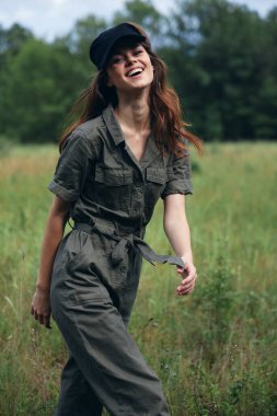 Doğadaki kadın yeşil takım elbise, eğlenceli, temiz hava. 