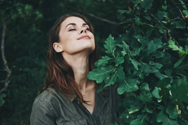 Retrato de una mujer Ojos cerrados disfrutando de la naturaleza hojas verdes verano —  Fotos de Stock