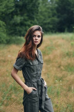 Ormandaki kadın dışarıda geziyor.