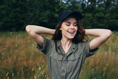 Kadın açık havada Gözler kapalı gülümseme eller baş arkasında taze hava yaz 
