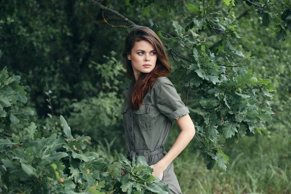 Γυναίκα στο δάσος Πράσινη φόρμα ελκυστική εμφάνιση φύση — Φωτογραφία Αρχείου